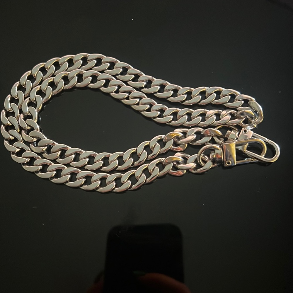 Silver unbranded chain 24”